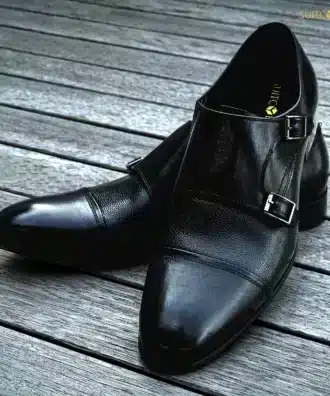 รองเท้าหนังสีดํา