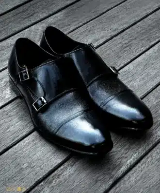 รองเท้าหนังสีดํา