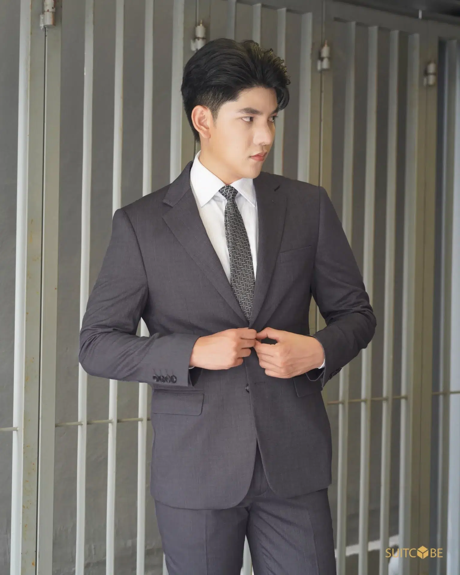 สูทผู้ชายสีเทา