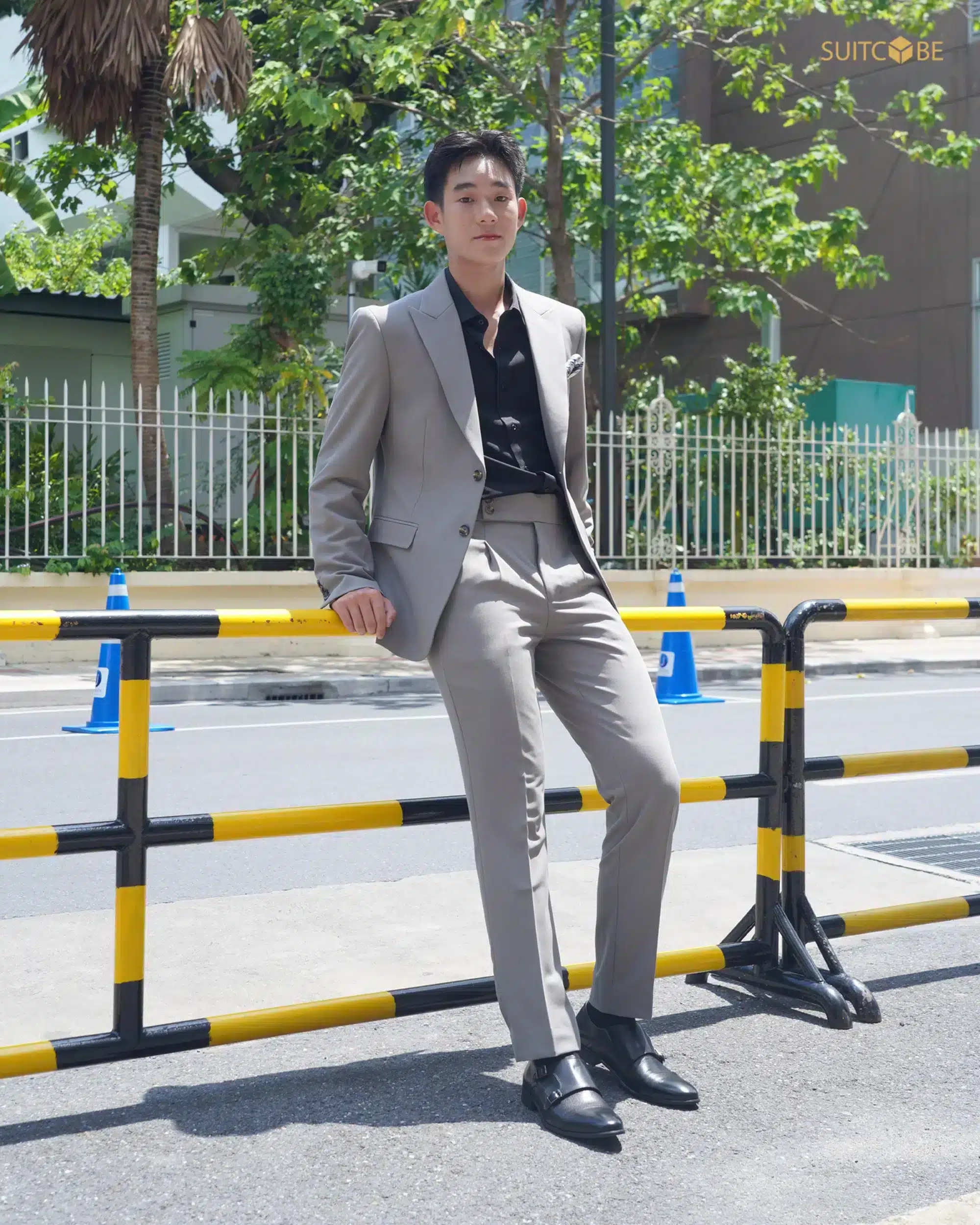 สูทสีเทา