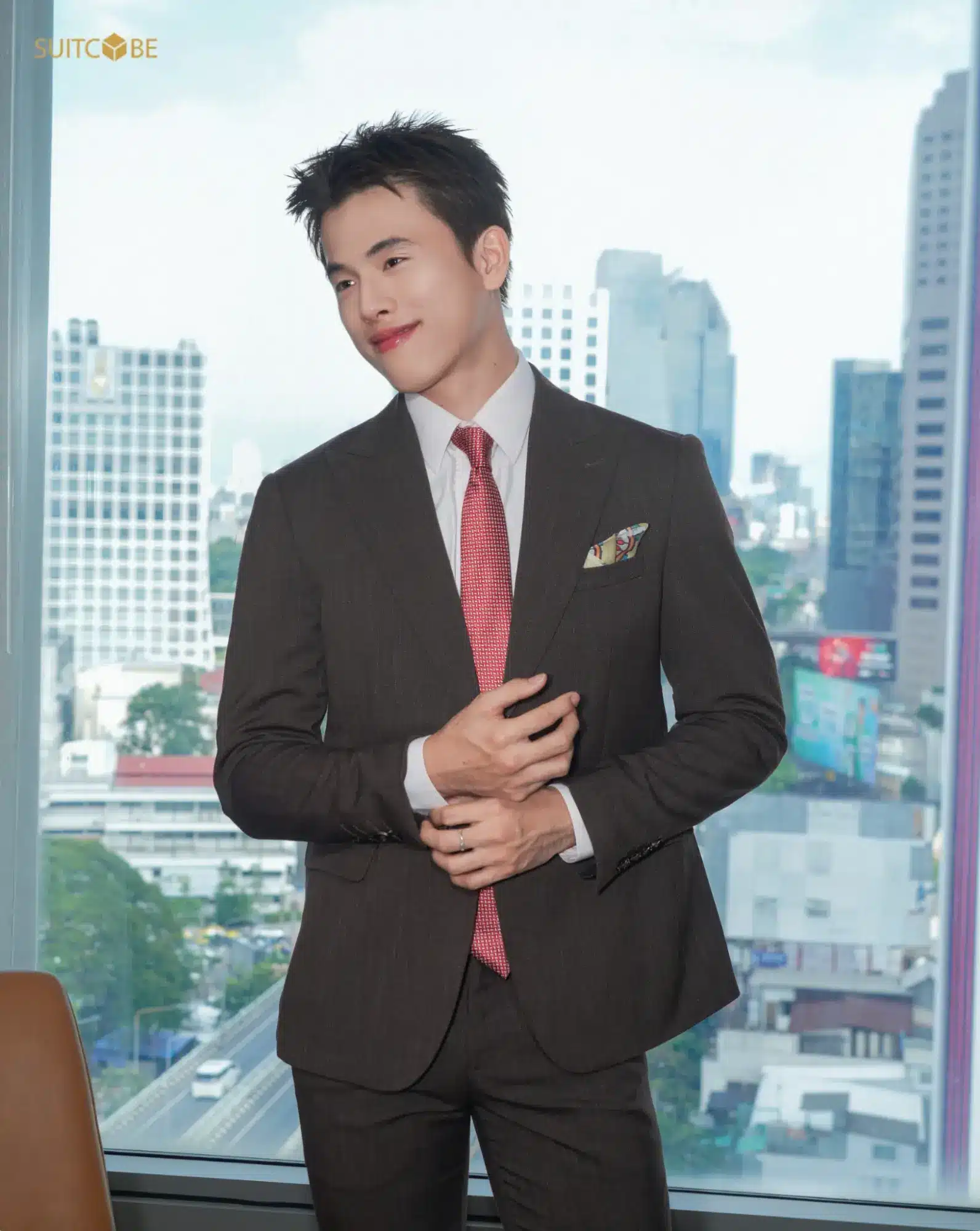 ชุดสูทสีน้ำตาลปกแหลม