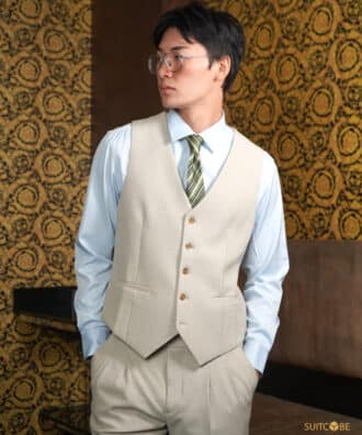 เสื้อกั๊กสีครีม