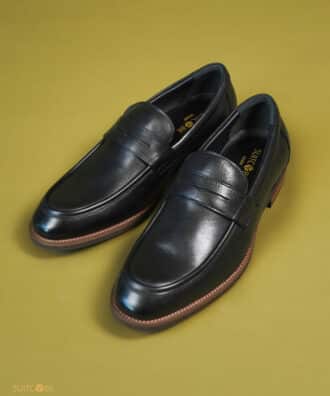 รองเท้าหนังสีดำ