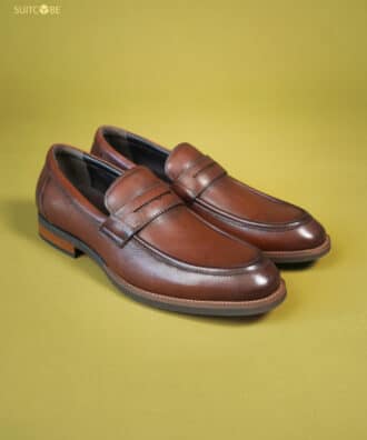 รองเท้าหนังสีน้ำตาล
