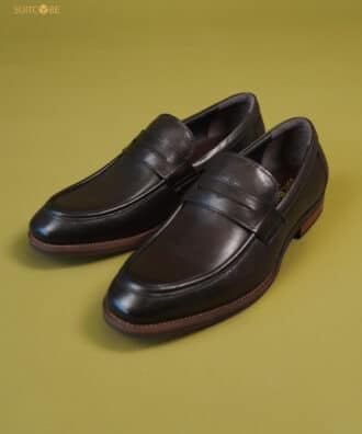 รองเท้าหนังสีน้ำตาล